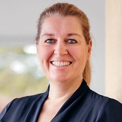 Portrait von Dr. Katharina Maria Burkhardt, welche bei der Hormonschulung der Rheinapotheke Höchst präsentiert.