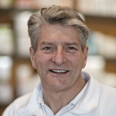Portrait von Jürgen Rehak, dem Inhaber der Rheinapotheke Höchst.