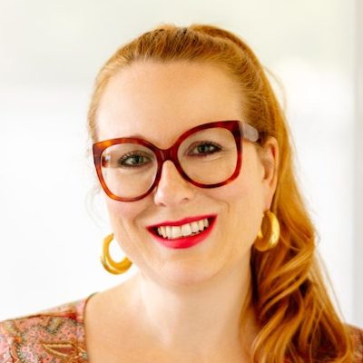 Portrait von Dr. Susanne Springer, welche bei der Hormonschulung der Rheinapotheke Höchst präsentiert.